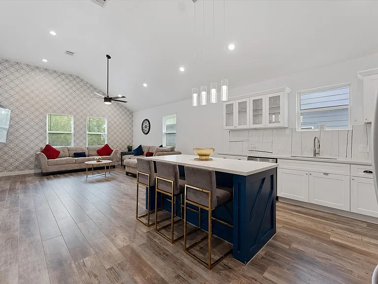 4547 Newberry St — Photo 5