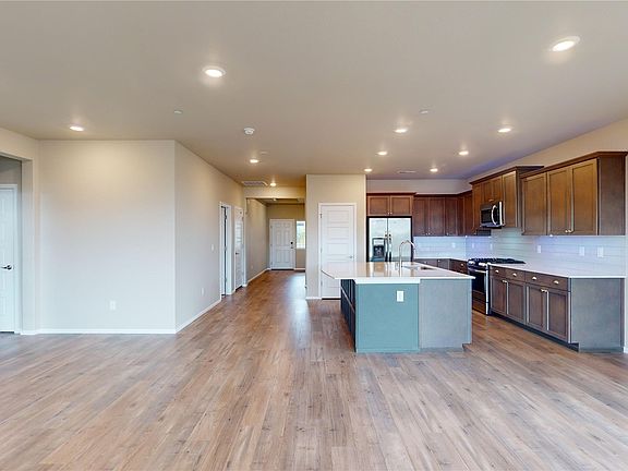3rd image of 942 Timberline Avenue