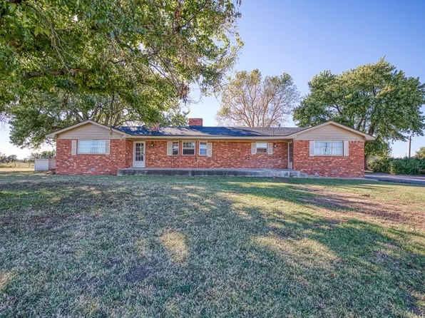 1304 S Clarence Nash Blvd, Watonga, OK 73772