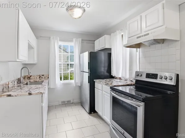 10431 Corning St, Oak Park, MI 48237
