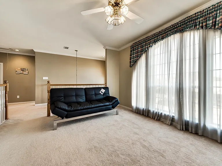 Lounge / Couch / Full Bed