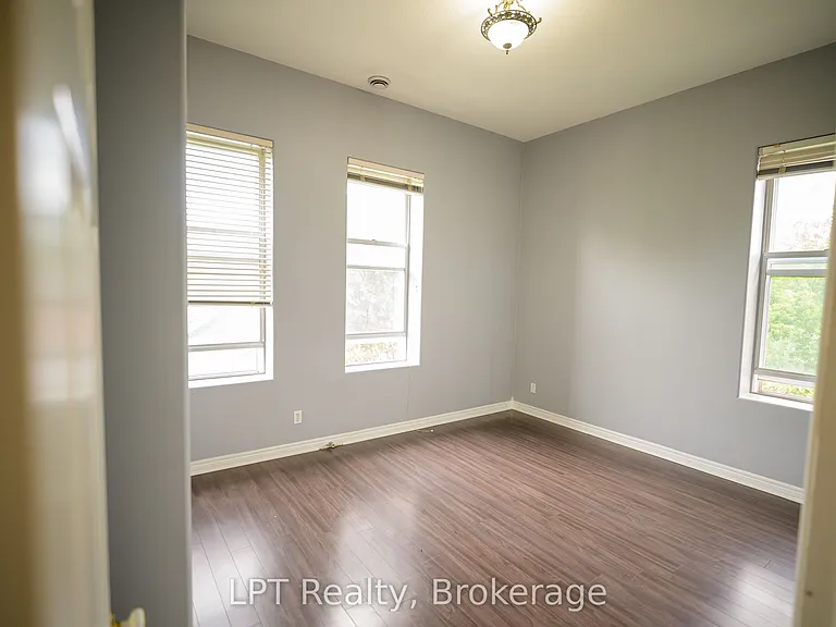 317 Queen St #304 — Photo 9