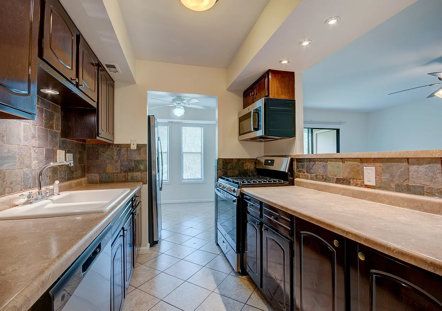 2 bed, 937 sqft, $1,850 — Photo 3