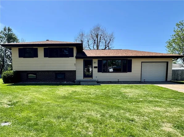 29 Circle Dr, Charleston, IL 61920