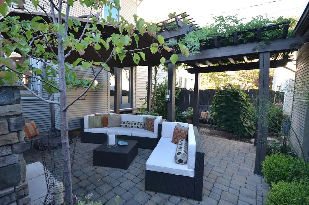 2 bed, 2.5 bath, 1800 sqft, $2,700 — Photo 2