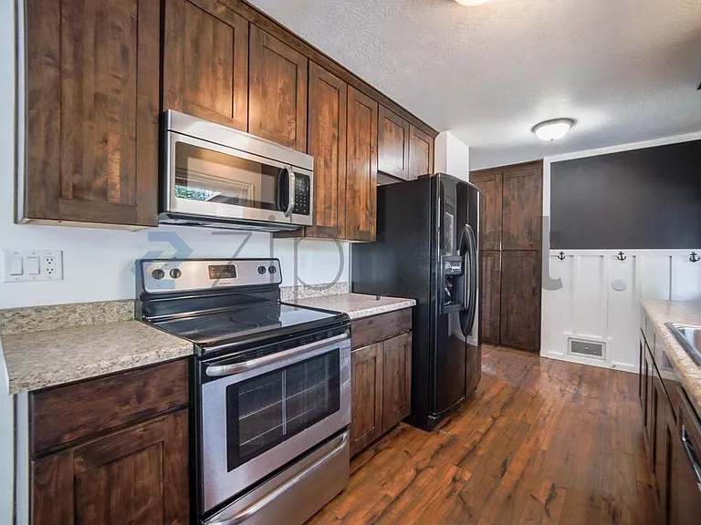 696 N Center St — Photo 10