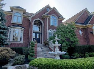 5505 Hampshire Dr, West Bloomfield, MI 48322