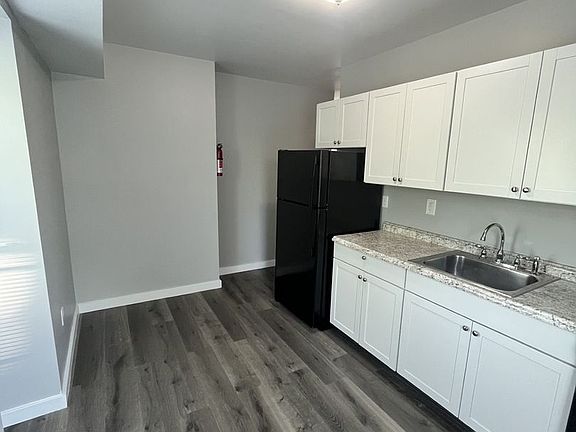 4th image of 826 W 10th St Unit 3