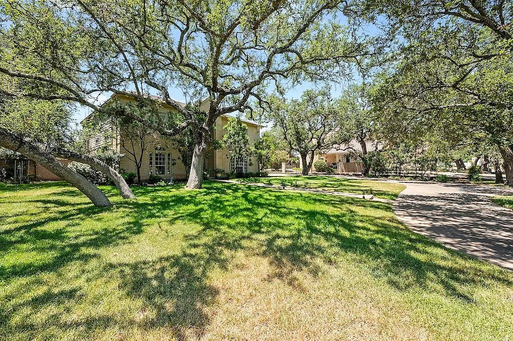 4 bed, 3.5 bath, 3190 sqft, $5,345 — Photo 2