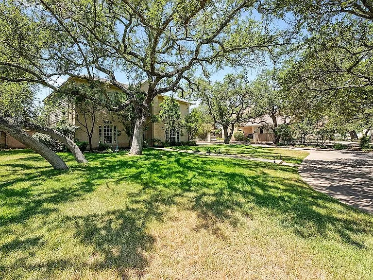 1207 Lakeway Dr — Photo 2