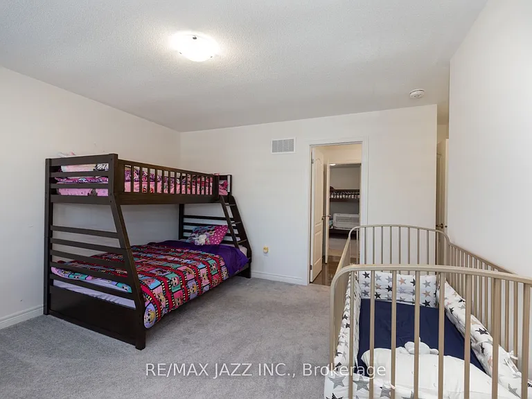 131 Courtney St — Photo 18