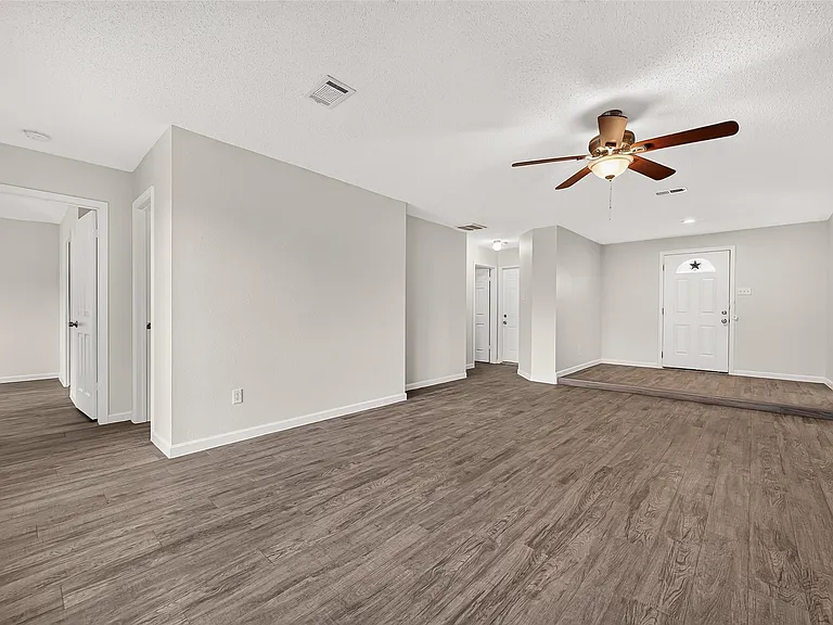 7407 Cortes Dr — Photo 8