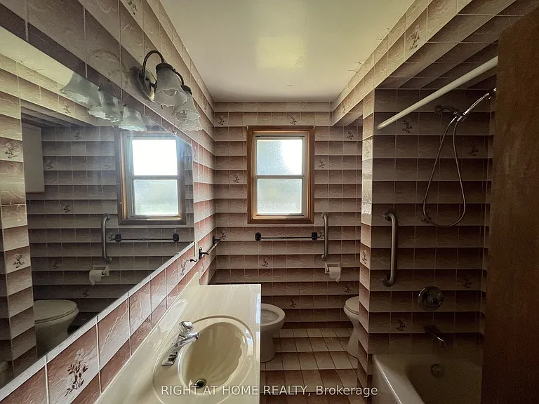 9 Dewlane Dr #MAIN FLOOR — Photo 15