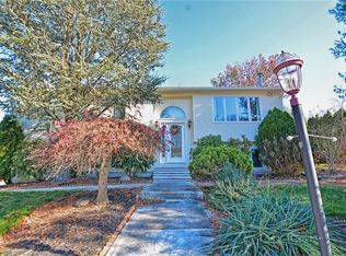 18 Highwood Ter, Cranston, RI 02920