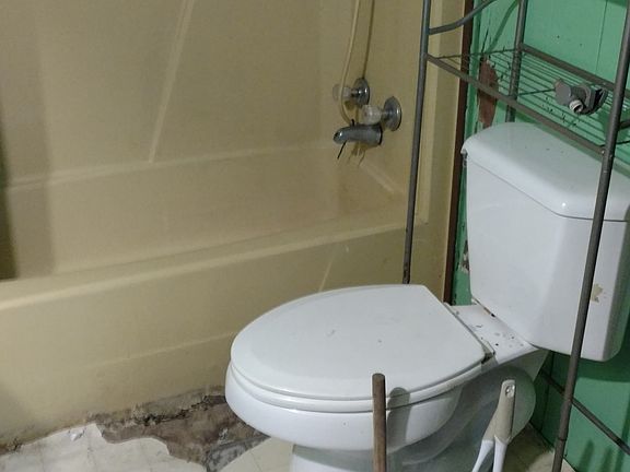 3rd image of 686 Greenbriar Cir E