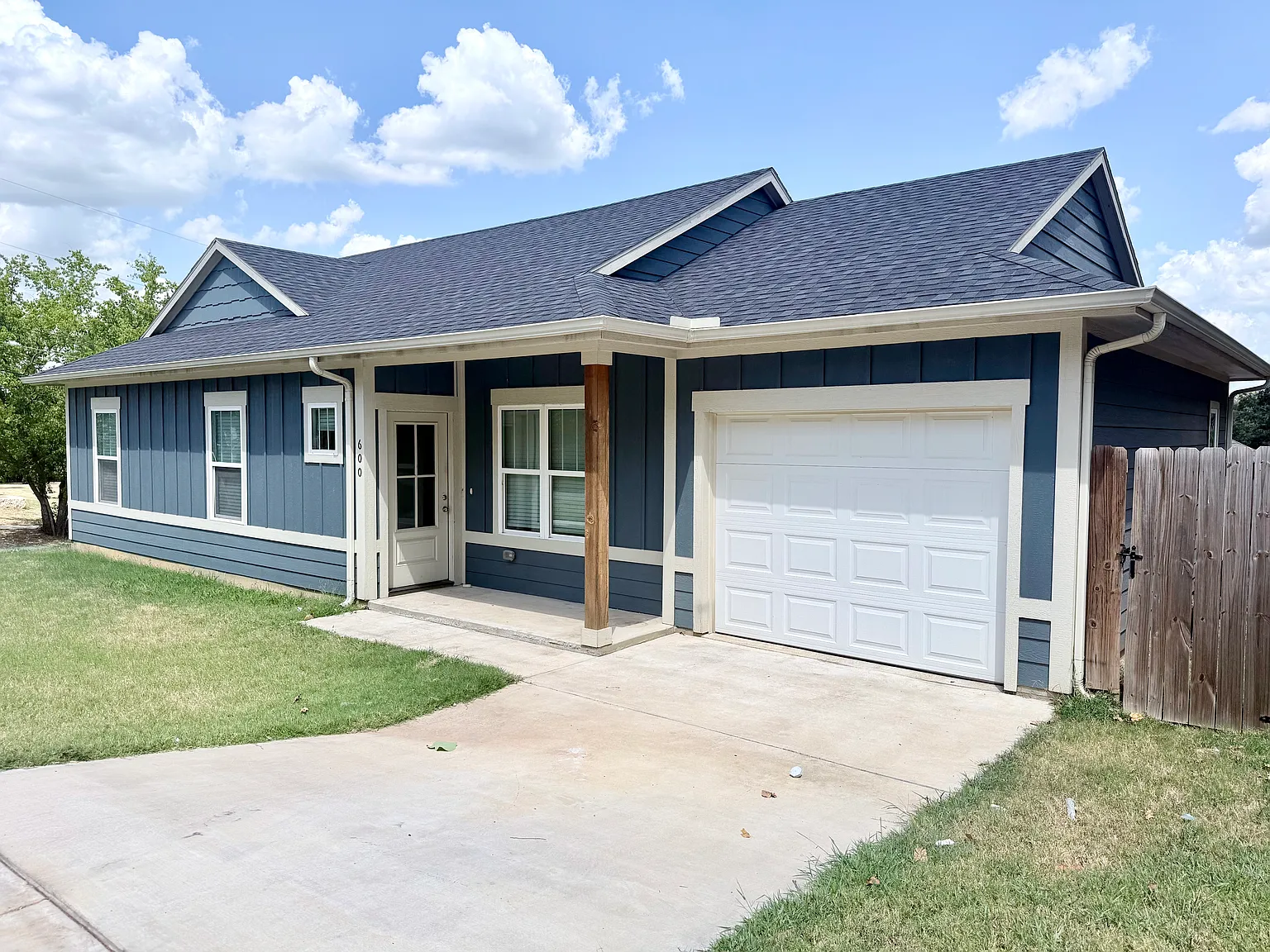 3 bed, 1274 sqft, $1,600 — Photo 2