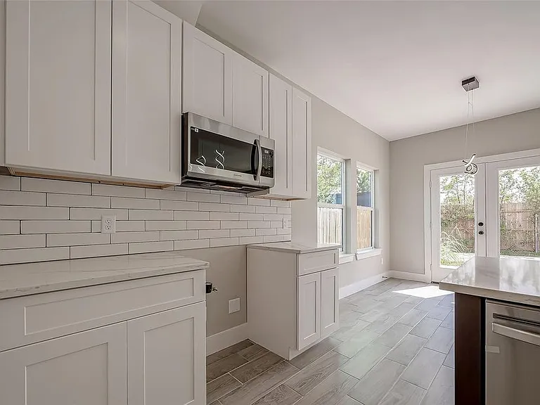 8128 Chateau St — Photo 9
