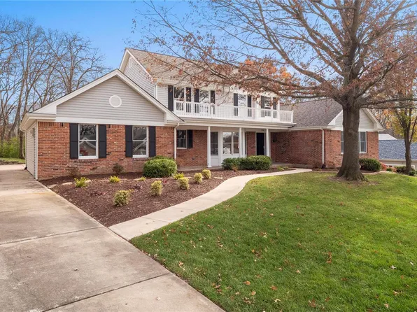 1156 S Charlemagne Dr, Lake Saint Louis, MO 63367