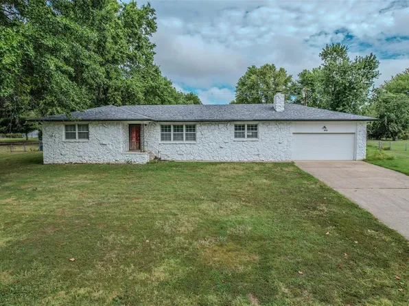 606 Hunters Creek Dr, Lebanon, MO 65536