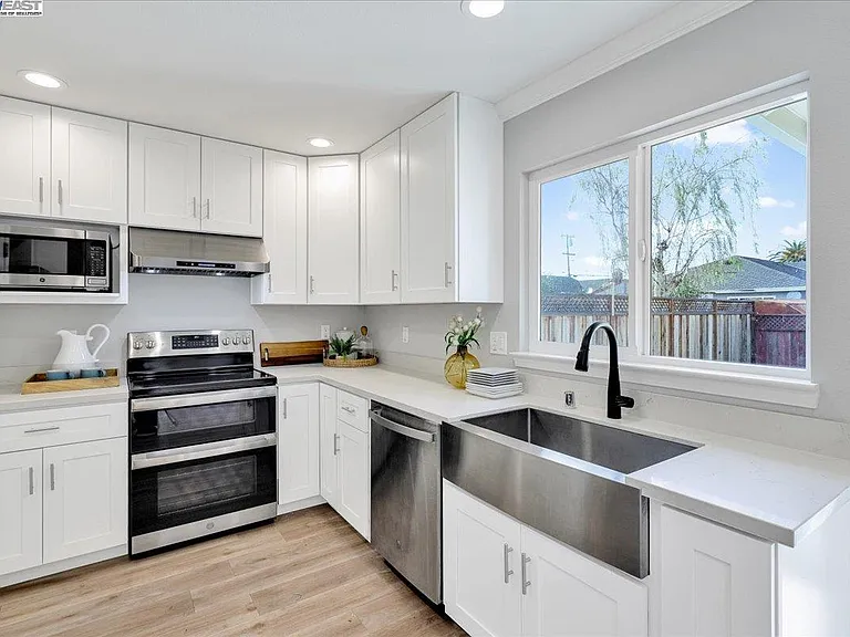 1827 Bandoni Ave — Photo 19
