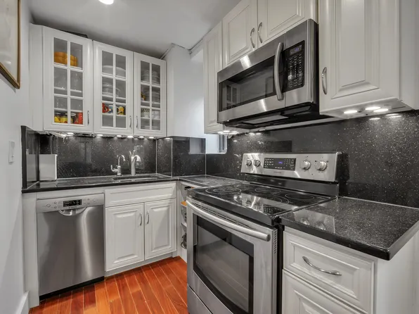 320 East 42nd Street image 3 of 15