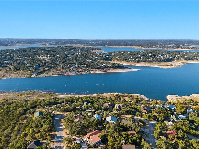 785 Lake Frst — Photo 2