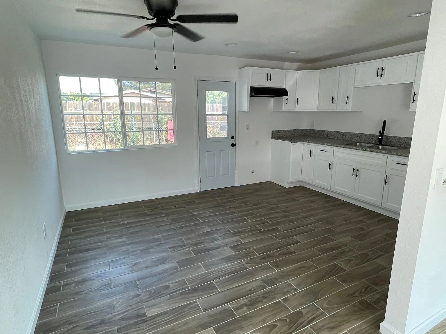 2318 Kern St — Photo 3