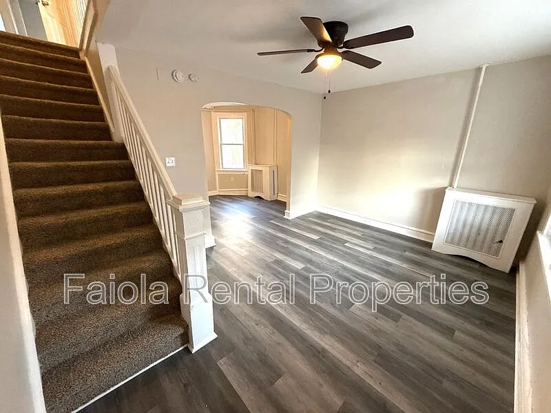 3 bed, 1.0 bath, 1059 sqft, $1,900 — Photo 2