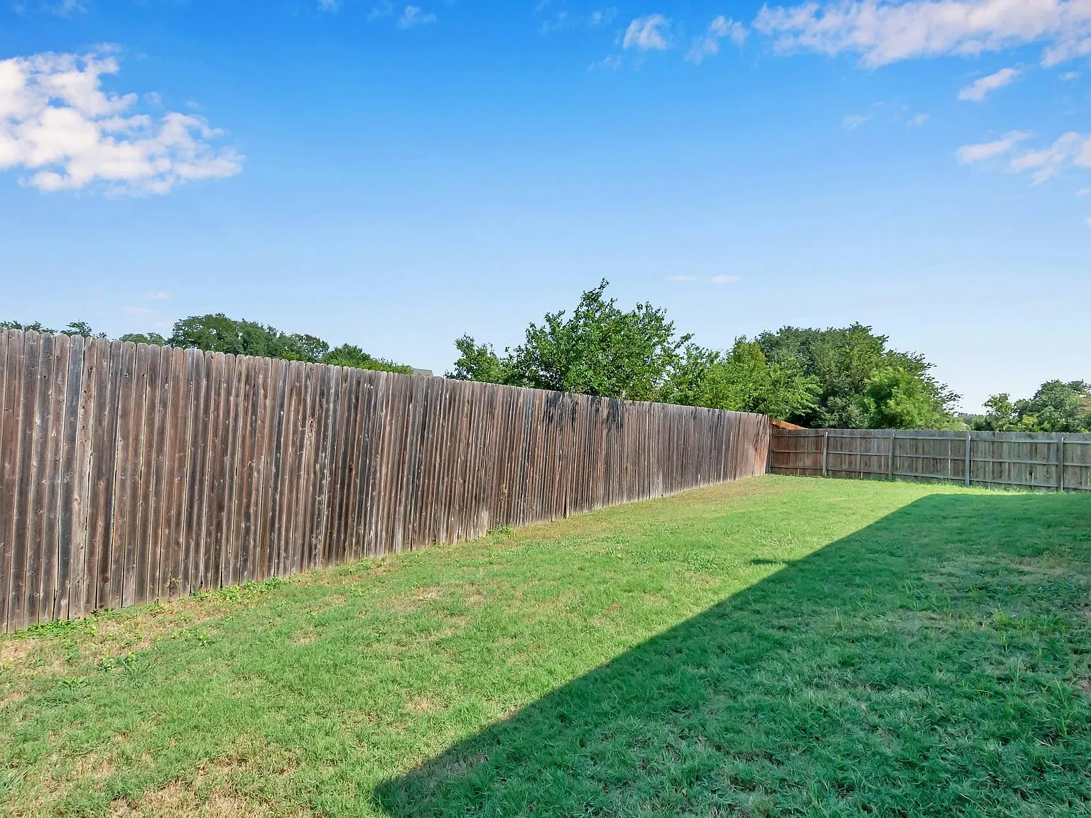 4 bed, 2.0 bath, 1975 sqft, $2,350 — Photo 2