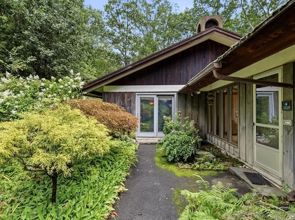 8 Morgan Cir, Amherst, MA 01002