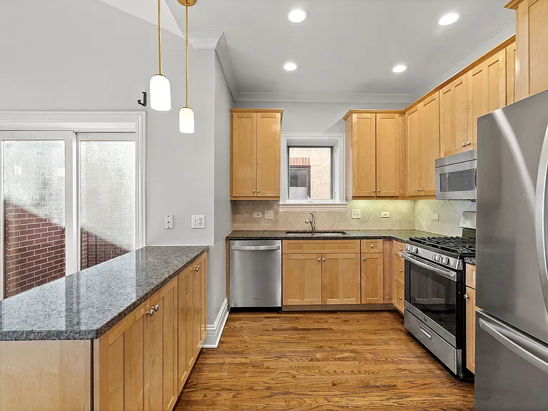 924 W Dakin St #4 — Photo 10