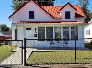 22 Wilson St, Ravenswood, WV 26164