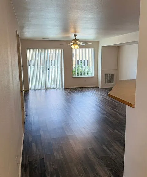 233 E Shelby Ln — Photo 2