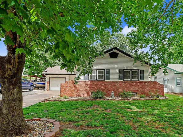 1354 N Westview Dr, Derby, KS 67037