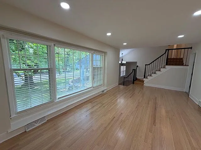5 bed, 2.5 bath, 2592 sqft, $2,495 — Photo 3
