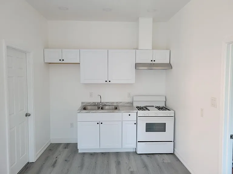 713 W 57th St #713 — Photo 3