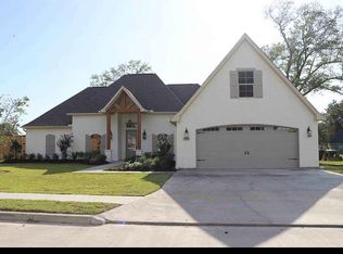 8204 Royal Oaks Dr, Lumberton, TX 77657