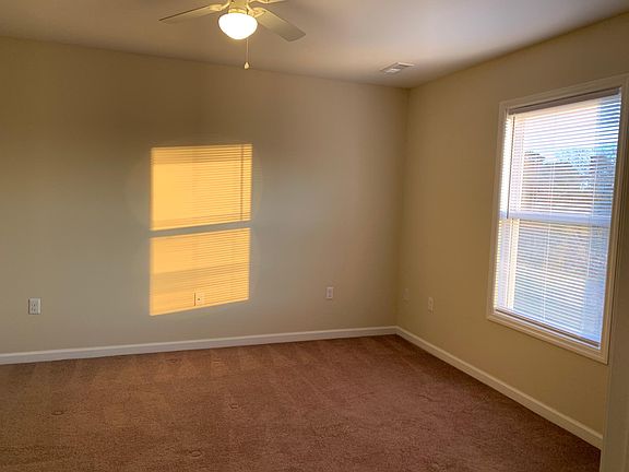 5th image of 31 Carolyn Dr