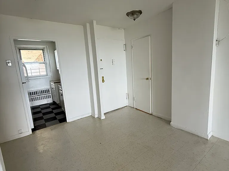 700 Victory Blvd #18 — Photo 6