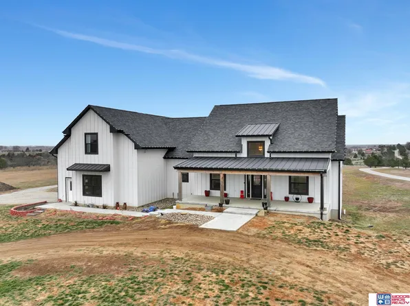 1075 Pine View Ridge Ln, Beatrice, NE 68310