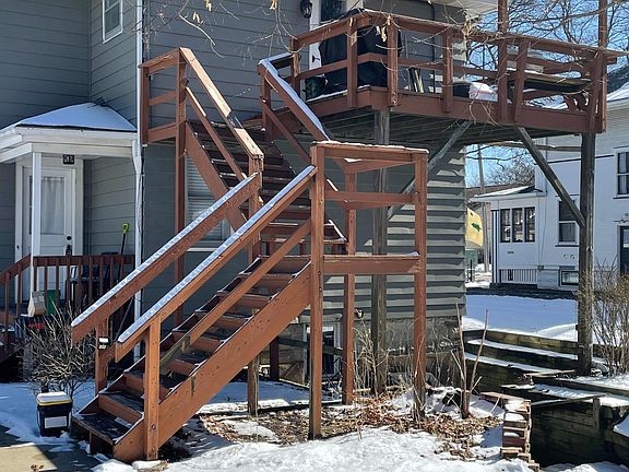 Private Deck/2nd floor Entry