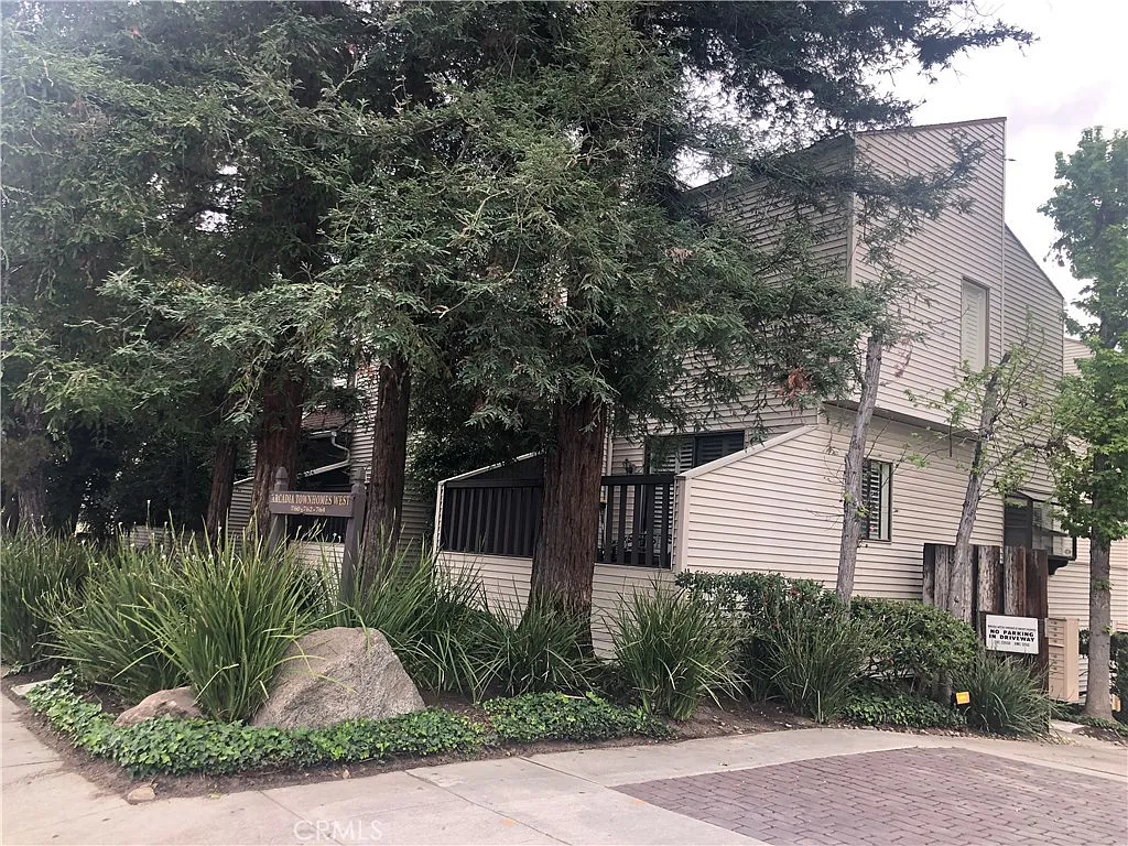 2 bed, 2.5 bath, 1163 sqft, $3,200 — Photo 2