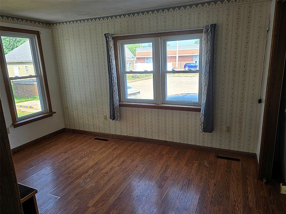 5th image of 114 E Plum St