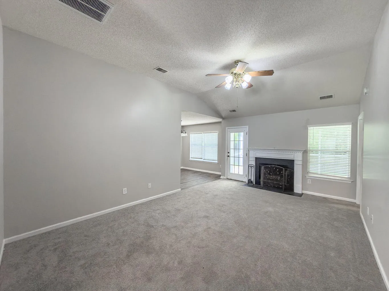 3 bed, 1300 sqft, $2,100 — Photo 4