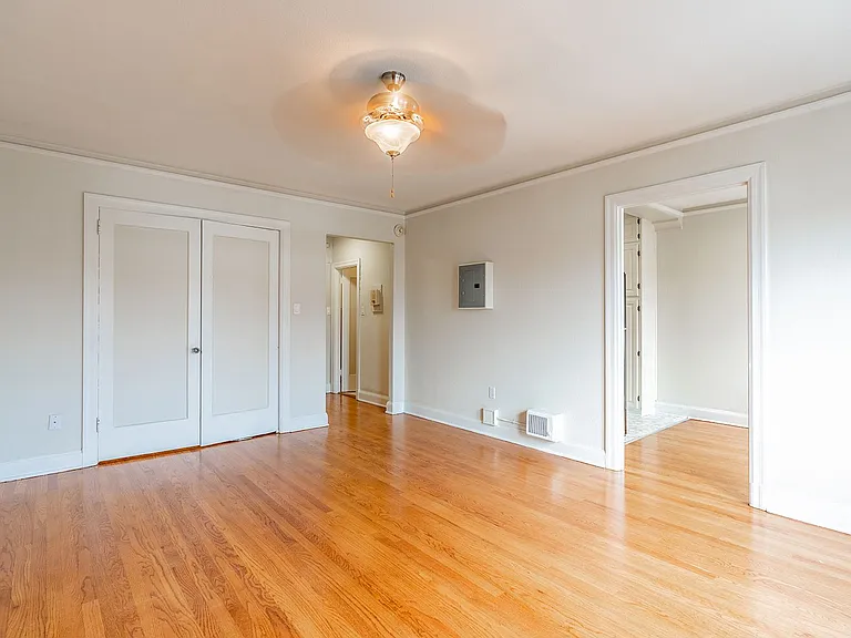 Charbern Apartments — Photo 19