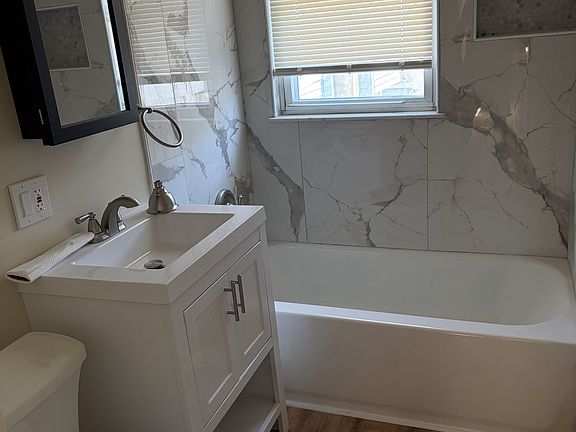 2nd image of 1525 N Michigan Ave