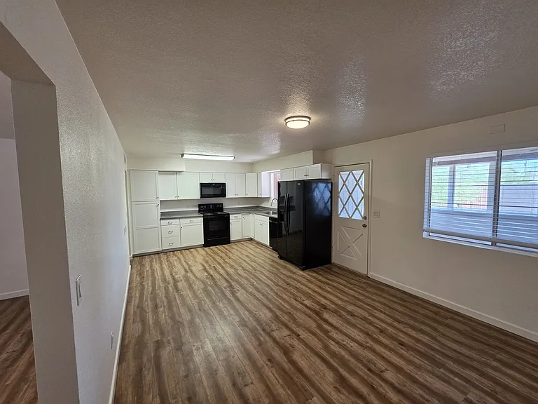 719 W 10th St — Photo 5