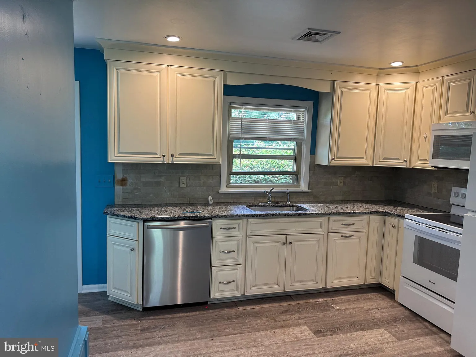 3 bed, 1.5 bath, 1456 sqft, $2,250 — Photo 2