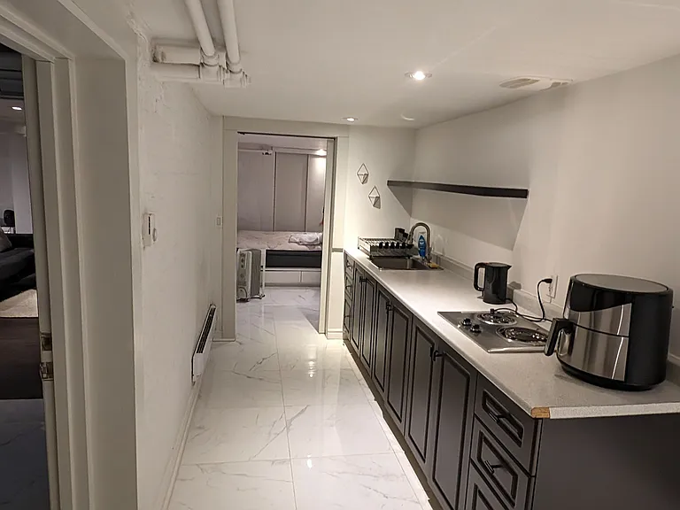 16 Laxton Ave #LOWER — Photo 31