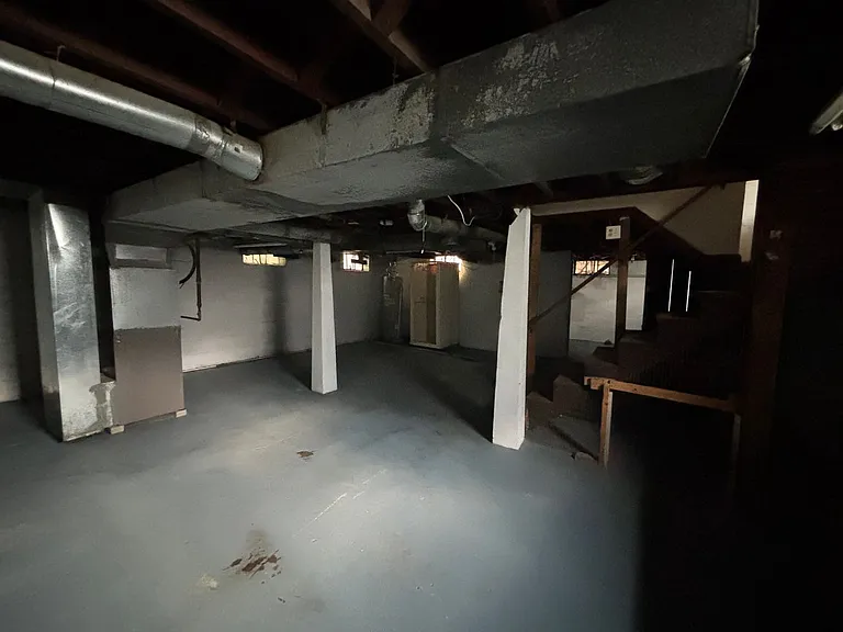 516 Wrexham Ave — Photo 20
